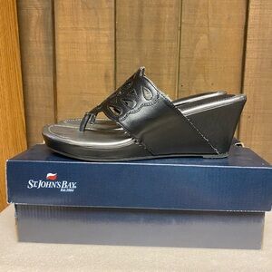 St. Johns Bay Womens Tetra Black Slip Wedge Sandals Size US 7